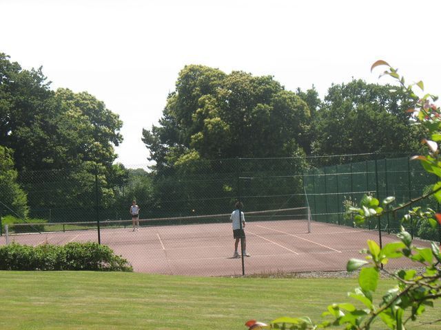  Le Tennis des logis de penlan  Cloahars carnot proche de Lorient en Bretagne sud